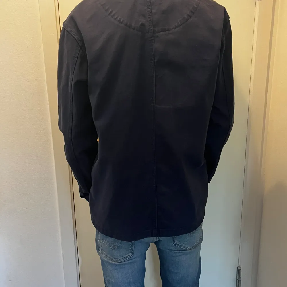 Säljer min overshirt från Zara i storlek S. Säljs pga att den används för lite.. Jackor.