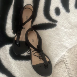 Hugo Boss  - Nya  Lite små för mig 