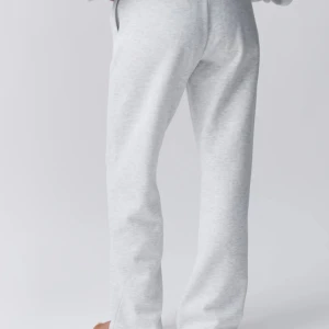 Gråa mjukis byxor  - Säljer ett par gråa mjukis byxor från Gina Tricot i storlek XS. Sitter skit bra, jätte sköna. Byxorna är i gott skick. 
