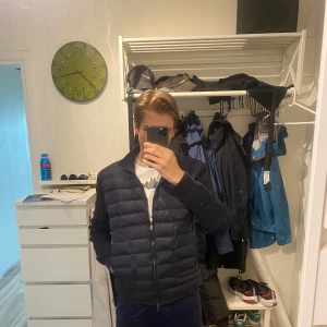 Moncler cardigan - Helt ny Aa cardigan för ett bra pris. Säljer för att den e för stor, skriv om frågor👍😊