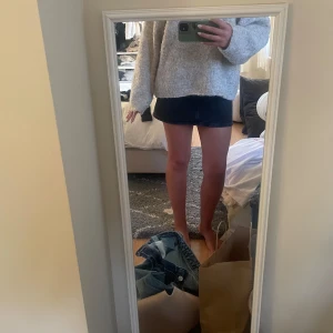 Svart jeanskjol - Säljer min as snygga jeans kjol, bra skick💗💗