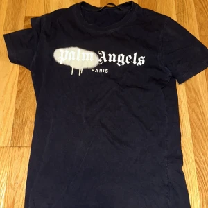 Palm angels t shirt - 10/10, varan är som ny, säljer då jag inte använder den, skriv för eventuella frågor. Pris kan diskuteras!