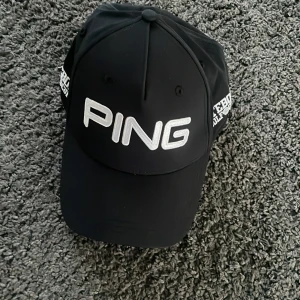 Svart ping keps - Kan ändra storlek, perfekt till golf men är också väldigt snygg