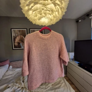 Stickad t-shirt💕 - Så fin stickad t-shirt från &otherstories i stl XS. Skick 9/10, endast tvättad två gånger.🩷 Nypris: 790kr.