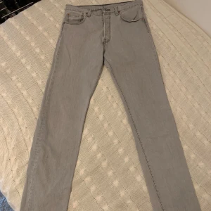 Levis jeans 501 - Klassiska gråa Levis 501 jeans. Storlek 32/34. Passformen är straight leg. 