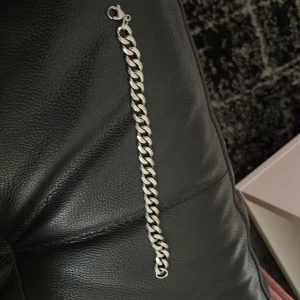 Armband i äkta silver - äkta silver armband, aldrig använd och kommer i paket. Hör av er vid frågor💫