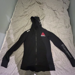 Ufc kofta rebook - En riktig skön ufc kofta gamla modell som säljs inte längre säljer eftersom den är för liten för mig 