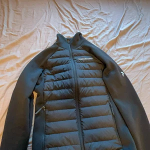 Peak performance jacka - Den är knappt använd Max 3 gänger Köpte den för 1700 ur affären Har tappat bort kvittot pris kan också diskuteras. Den är tunn och passar till vären och hösten.