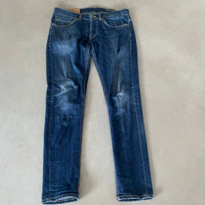 Dondup jeans George  - Säljer nu mina otroligt snygga dondup jeans.  Byxorna är i den snygga och trendiga modellen George. Jeansen är i blå färg och passar perfekt inför hösten. Jeansen är i väldigt bra skick.