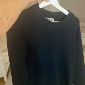 Stickad tröja  - Mörkblå stickad tröja som inte kommer till användning! 