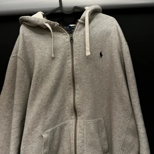 Polo Ralph Lauren  - 9/10 skick nästan som ny förutom att den har blivit tvättad i för varmt och krympt till L istället för XXL så kommer ej till användning.