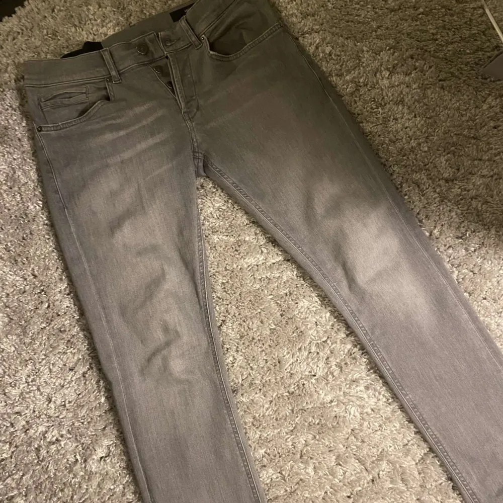 gråa dondup george jeans i nyskick, tags finns, storlek 29. nypriset är 4000. Jeans & Byxor.