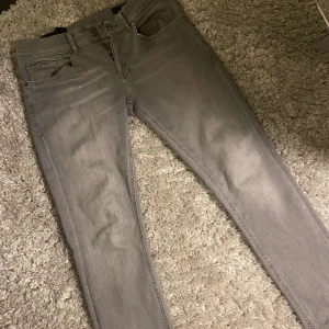 Dondup George Jeans - gråa dondup george jeans i nyskick, tags finns, storlek 29. nypriset är 4000
