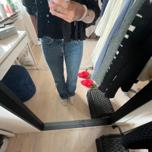 Blåa jeans  - Ett par midrised, bootcut jeans från Gina tricot. De är i stl 36 och i bra skick. 💙