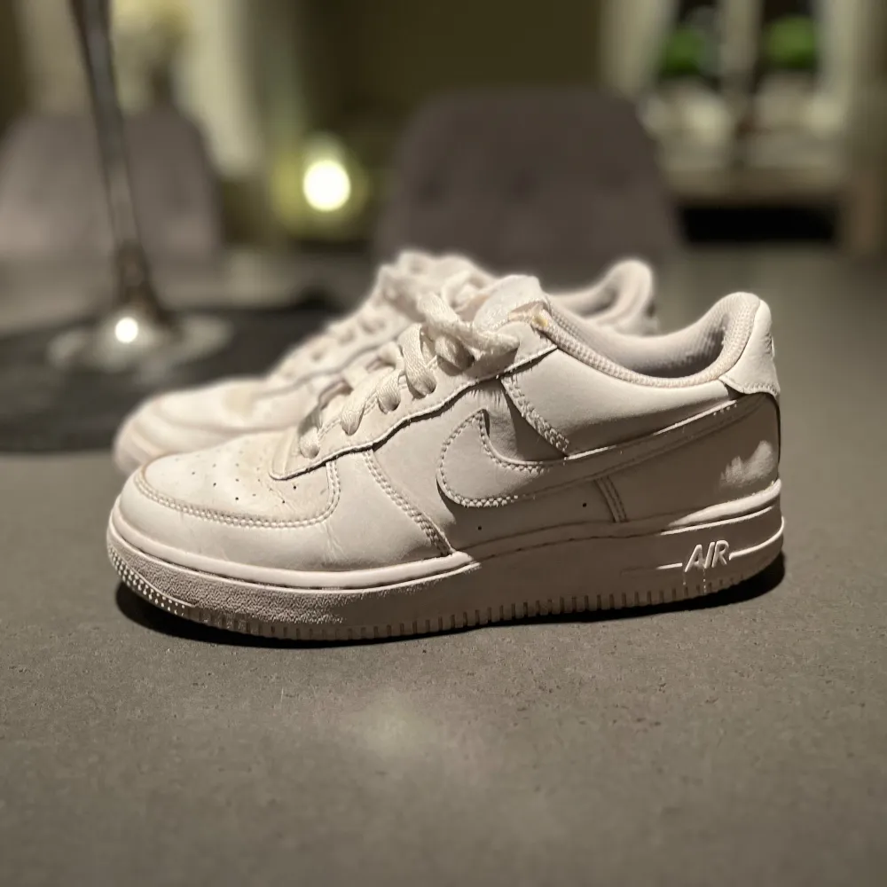 Nike air force stl 38 rätt använda, låda kommer med. Skor.