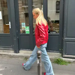 Röd jacka i skinn. Köpt vintage i Paris. Perfekt höstjacka.  Passar XS/S beroende på hur tajt man vill att den ska sitta. Den är i bra skick och endast använd fåtalet gånger av mig.