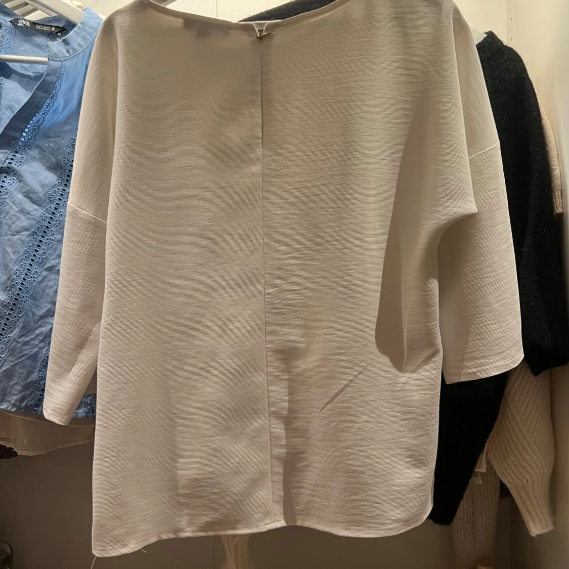 Vit tröja med svarta knappar - 92