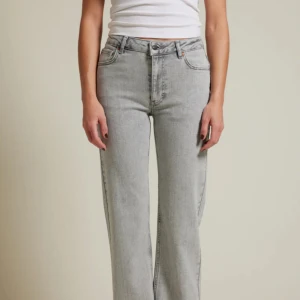 Mid Wide Jeans - sköna jeans, använda max 10 gånger men inga skador alls. lite stretchiga vilket gör dem skönare oxå☺️ W27 L32. orginalpris 699:- så säljer för 300 men kan gå lägre.