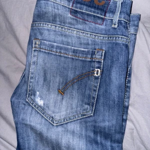 Dondup jeans - Tja, ett par feta dondup jeans i storlek 32, har två små slitningar i hälarna men inget märkvärdigt