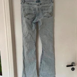 Snygga lågmidjade jeans - Så fina lågmidjade bootcut jeans i bra skick!💕💕💕