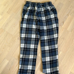 Pyjamas byxor  - Säljer mina gosiga pyjamas byxor ifrån Cubus! De är lite noppriga men inget som man lägger märke till. Det är i storlek L men sitter som en i S/M!💗💙  Pris kan diskuteras!   
