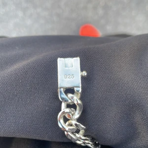 925 Silver Armband - Cuban Sterling 925 silver Kedja Armband använt i 1 månad är i väldigt bra skick  ”KÖPTE FÖR 1200KR MEN SÄLJER FÖR 400KR”