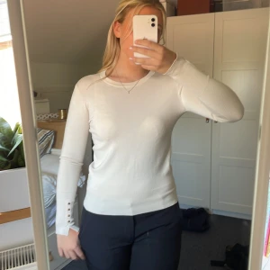 Rosa tröja med guld knappar - Väldigt fin och knappt använd!   Köparen står för frakten och jag står inte för postens slarv!💋