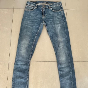 Nudie jeans - ett par blåa nudie jeans som är helt nya! Är i slimfit och passar dig bäst som är kring ca 185!  hör av er vid intresse!🙌🏽