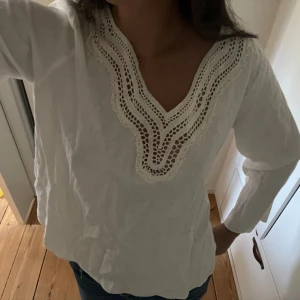 Blus från zara med unik urringning  - Aldrig använd🤍 skriv om ni har frågor 
