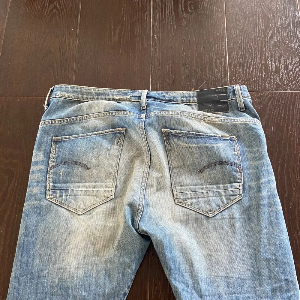 Ett par schyssta g star jeans i skön färg och snygga små slitningar. Modellen är slim fit. Dem är nästan aldrig använda 9/10 skick. Hör av er vid minsta lilla fundering  . Jeans & Byxor.