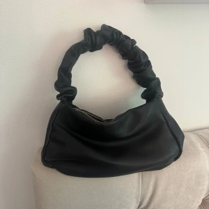 väska  - liten väska från mango  inga defekter 