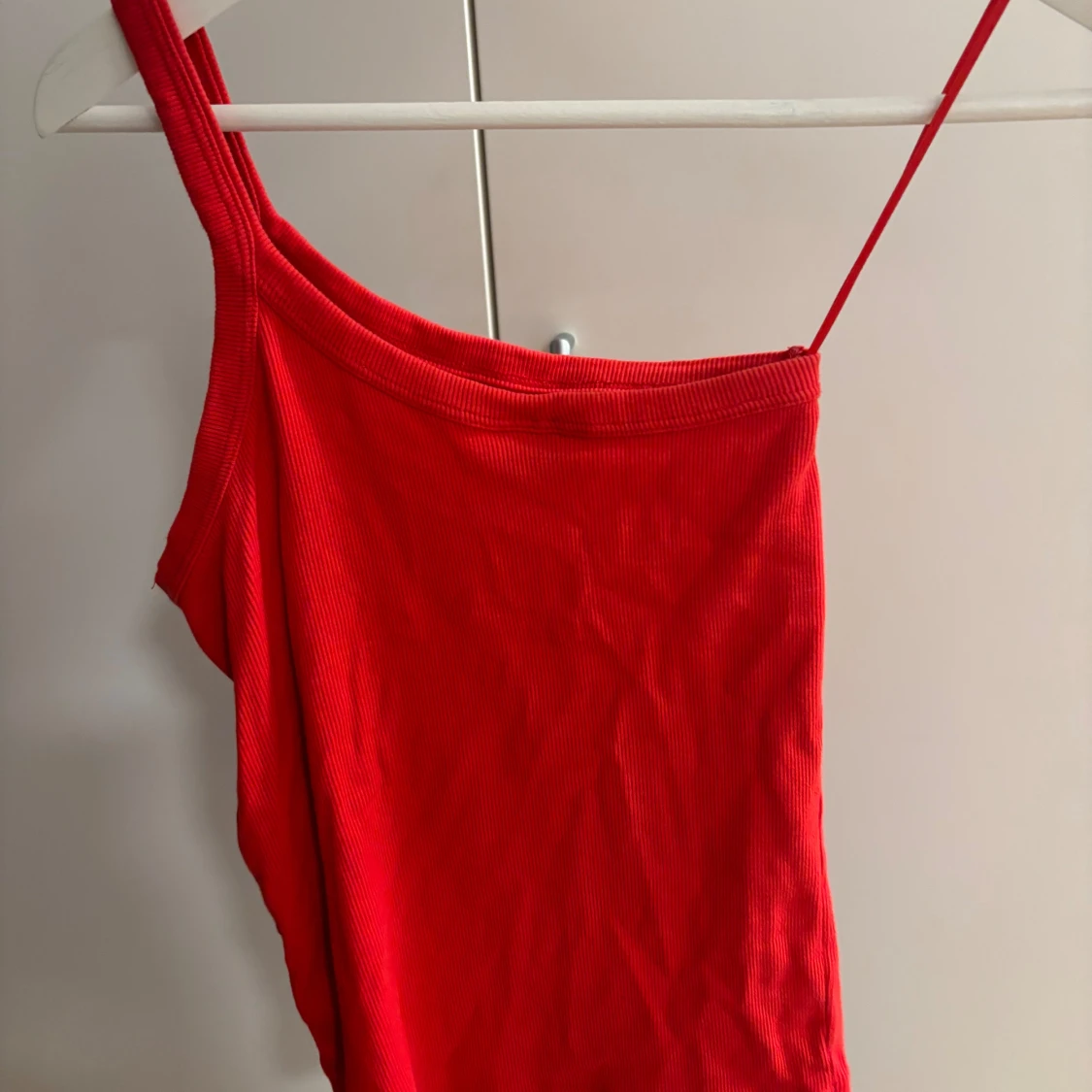 Röd oneshoulder topp - 90