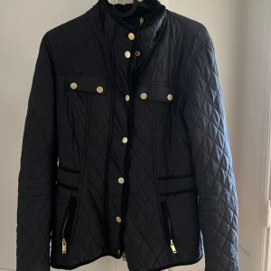 Jacka STHLM - Denna fina jacka säljer jag då den är numera för liten för mig! 