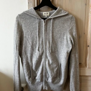 Soft goat tröja - Säljer denna gråa soft goat tröja i storlek M!😊