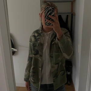 Militär jacka - Jacka från Zara Kids. Passar mig som normalt har storlek S eller M.
