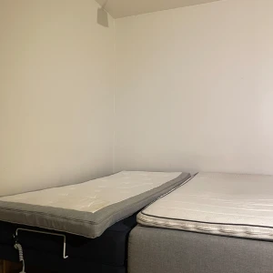 Sängar & madrasser - Två madrasser & två sängar.  Kan köpas i paket eller separat . Hör av er vid frågor och kom med bud 