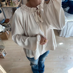 Blus - SUPERSNYGG topp!!❤️❤️tryck gärna köp nu 💕💕den är typ champagne färgad