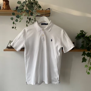 Vit Polo Ralph Lauren pike - Inprincip helt ny Ralph Lauren pike i storlek M, nypris ca 1300 hör av dig vid minsta lilla intresse eller funderingar🍹