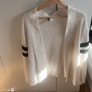 Randig kofta från H&M  - Bra skick men en fläck på framsidan