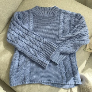 Stickad blå tröja, Gina, M  - En blåa kabelstickad tröja från Gina i storlek M. Skulle säga att den passar en S/M.  ⚠️Se sista bilden för lite fläckar vid halsringningen.  Nypris 400:-, säljer för 200:-.  Köparen står för frakten och varan går EJ att returnera💙