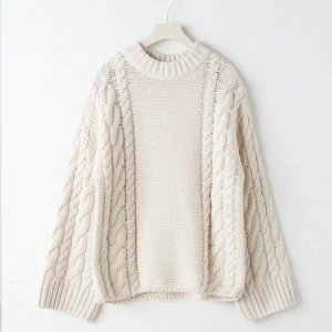 Kabelstickad tröja - Säljer denna slutsålda stickade tröjan från Gina tricot. Superfin tröja som funkar perfekt året runt! Endast använd två gånger så väldigt fint skick. Xs, men skulle säga att den även passar en S. Nypris 500kr, säljer för 399