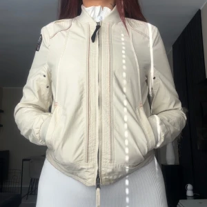 Parajumpers springliner str s - Aldrig använd ute bara testad hemma. Helt nytt skick säljer då den bara ligger i garderoben, QR kod och allt finns, äkta såklart.