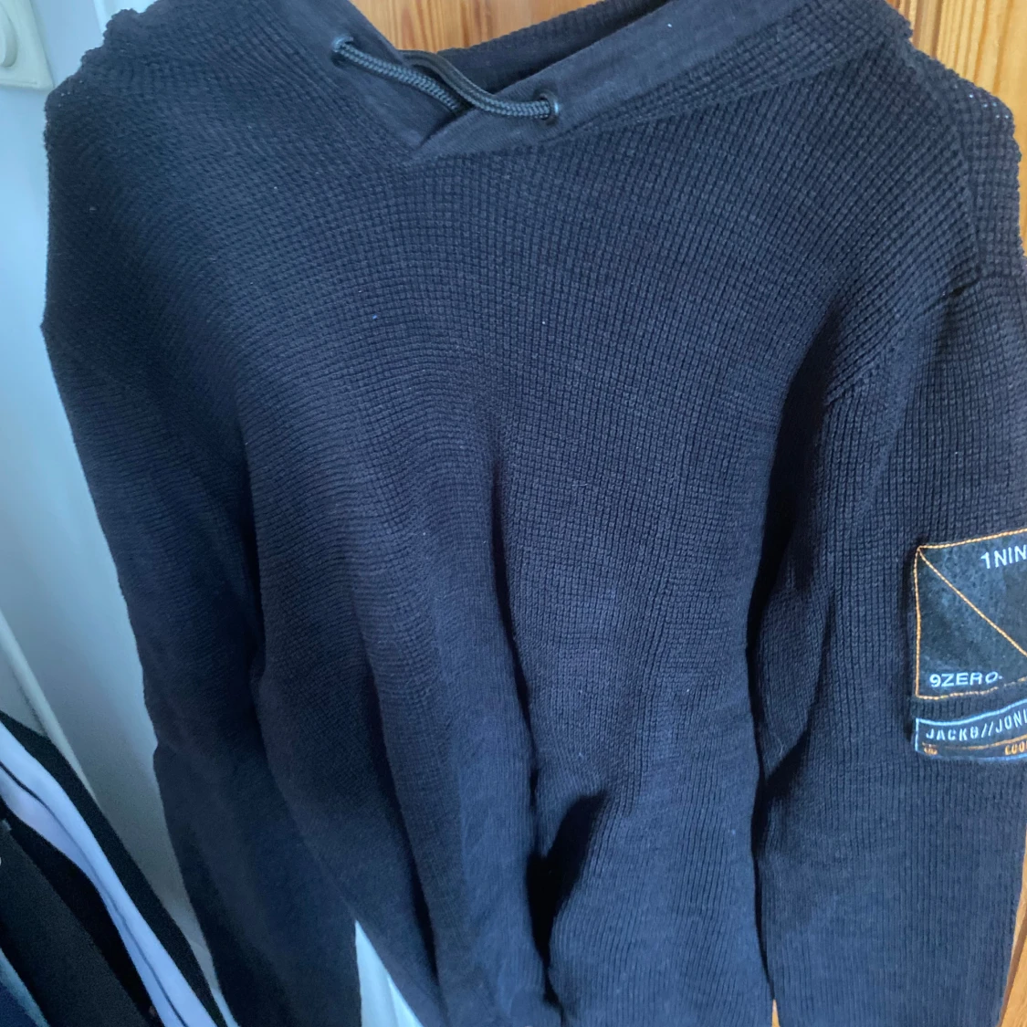 Stickad svart hoodie 