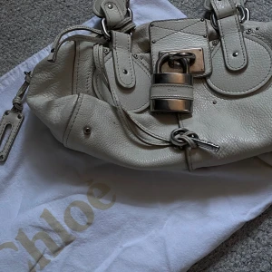 Äkta chloé Paddington väska  - Super fin ÄKTA chloé Paddington bag! Kommer med dustbag! Pris kan diskuteras🩷