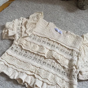 Zara topp - Super fin top från Zara! Har en liten fläck ( bild 4)