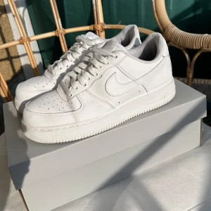 Nike Air Force 1 - Hej! Säljer dessa fina Air Force 1 i storlek 40.  Jättefint skick, endast använda några gånger och inga stora fel på dem! Kan frakta om det behövs! Kan även gå ner i pris vid snabb affär! 