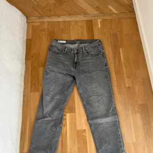 Zara jeans - Tja! Säljer dessa zara jeans som är köpta för cirka en månad sen. Helt nya använda 1-2 gånger ungefär. Insåg att de inte passade mig så försöker få de sålt snabbt! Storlek 42 eu