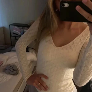 beige zara topp - Verkligen jättesnygg topp från zara. Lite genomskinlig, men på ett väldigt fint sätt. Säljer då den inte passar mig längre. Köptes på plick, bilderna är från förra säljaren. Läs bio innan köp! ❤️