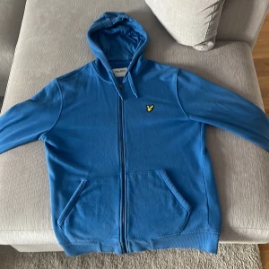 Riktig lyle&scott zip hoodie  - Skicket använd ett par gånger. Men är ganska bra ändå. Färgen är ljusblå. 