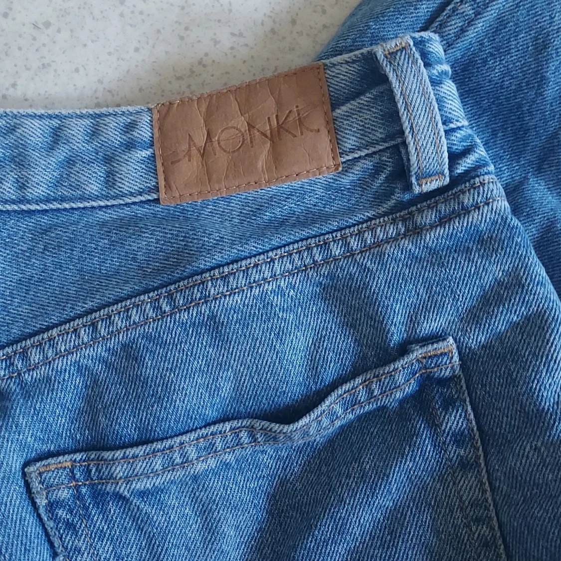Blå jeansshorts från Monki - 92